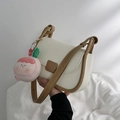 Sac bandoulière minimaliste crème et marron avec un pendentif pêche en peluche - Style Avec Pendentif / Kaki & Beige