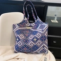 Borsa tote intrecciata in stile etnico con motivi geometrici blu e ampi spallacci - Blu