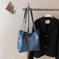 Vintage blue leather tote bag with silver chain straps and central fashion label - Blue