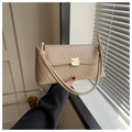 Dettaglio borsa a spalla trapuntata beige con chiusura dorata e cinturini annodati - Cachi