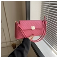 Détail d'un sac à bandoulière matelassé rose vif avec fermoir doré et bandoulière nouée - Rose