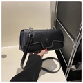 Bolso de hombro baguette negro minimalista con costuras blancas y hebilla redonda - Negro