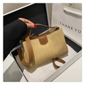 Bolso tote minimalista en cuero beige con correas marrones y costuras en forma de V - Caqui