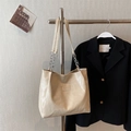 Grand sac cabas beige avec bandoulière chaîne argentée et texture cuir pour le quotidien - Kaki
