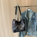 Borsa tote nera trapuntata a rombi con tracolla a catena d'argento e inserti - Nero