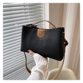 Bolso elegante bicolor negro y caramelo en cuero grabado con textura de cocodrilo - Negro