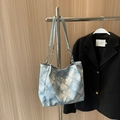 Borsa tote trapuntata blu tie-dye con tracolla a catena e supporto in metallo - Blu