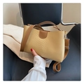 Bolso tote crema con textura de cocodrilo y asas de cuero marrón en contraste - Caqui