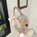 Sac à main rond en paille beige avec fleurs en tissu et détail de nœud en dentelle - Style 2 Gris