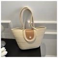 Detalle de bolso playero tejido con textura beige, botón de perla y solapa de cuero - Blanco Roto