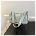 Nahaufnahme der hellblauen PU-Leder Schultertasche mit passendem Mini-Anhänger-Detail - Blau