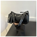 Detail der schwarzen Halbmond-Schultertasche aus Kunstleder mit passender Mini-Tasche - Schwarz