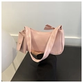 Detail der rosa halbmondförmigen Schultertasche mit passender Mini-Geldbörse und Reißverschluss - Rosa