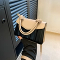 Bolso bandolera bicolor beige y negro con costuras verticales y asa superior - Caqui