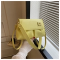 Détail du sac à bandoulière plissé jaune avec boucle carrée et cuir PU mat élégant - Jaune