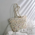 Bolso tote de tejido blanco con pompones coloridos y asas largas de cuerda de verano - Con Pañuelo de Seda / Blanco Roto con Puntos de Color