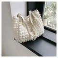 Detalle del bolso tote blanco plisado con adornos de perlas y colgante de flor plateada - Blanco