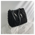 Detalle del bolso tote negro con textura de burbujas y cadena decorativa de perlas y metal - Negro