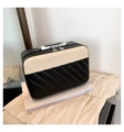 Détail d'une trousse à cosmétiques matelassée en cuir PU avec poignée et zip fleur - Noir