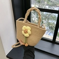 Stroh-Eimertasche mit gelber Strickblume und orangefarbenen Pompons in Beige - Stil 1 Khaki