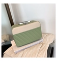 Détail de la trousse de maquillage matelassée vert sauge avec poignée argentée et fleurs - Vert