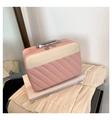 Détails de texture matelassée et zip fleur sur la trousse de maquillage rose et beige - Rose