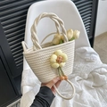 Detail der handgewebten cremefarbenen Tragetasche mit gelber Sonnenblume und Henkel - Stil 1 Cremeweiß