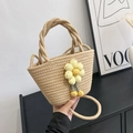 Detailaufnahme der beigen gewebten Minitasche mit Sonnenblume und gedrehtem Griff - Stil 2 Khaki