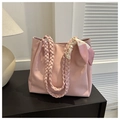 Rosa Shopper-Tasche aus Kunstleder mit geflochtenen Griffen und dekorativem Seidenschal - Rosa