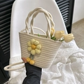 Cremefarbene Strohtasche mit grüner Blumenverzierung und Umhängeriemen - Stil 2 Cremeweiß