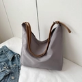 Sac hobo chic en nylon gris-violet avec bretelles en cuir marron pour le quotidien - Gris
