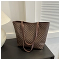 Borsa tote marrone capiente con motivi geometrici e borchie dorate lucide - Marrone Scuro