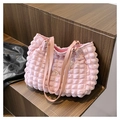 Bolso tote rosa claro con textura plisada de burbujas y colgante de corazón - Rosa
