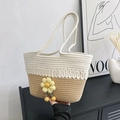 Beige und khaki Häkel-Schultertasche mit dekorativer gelber handgemachter Blume - 3D Gelbe Häkelblume / Modell 1 Weiß & Khaki