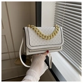 Bolso bandolera pequeño blanco con cadena dorada y bordes negros de moda - Blanco