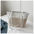 Close-up van wit PU-leer en beige geweven stro-materiaal op deze grote tote bag - Wit