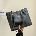 Grand sac cabas en cuir PU noir avec bandoulière en chaîne argentée et logo mode - Noir