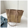 Detail van een tweekleurige geweven shopper met bruin leer en stro-ontwerp voor zomer - Khaki