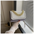 Bolso bandolera bicolor lila y blanco con cadena dorada y textura trenzada - Morado