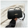 Dettaglio della borsa a tracolla minimalista in pelle nera con fibbia dorata e tracolla annodata - Nero