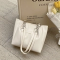 Grand sac cabas beige chic en similicuir avec bandoulière chaîne argentée - Blanc Cassé