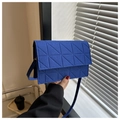 Primer plano de bolso bandolera de fieltro azul real con diseño acolchado geométrico - Azul