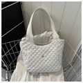 Detail van witte gewatteerde shopper met gouden bloemvormig metaal op blazer - Wit
