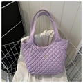 Detailopname van de paarse gewatteerde shopper met gouden bloemlogo in metalen mand - Paars