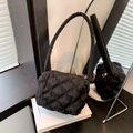 Borsa a spalla in nylon nero trapuntato con trama a sbuffo e cuciture a rombi - Nero