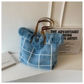 Detail der himmelblauen Stricktasche mit Quastenfransen und braunem Ledergriff - Blau