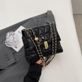 Modische schwarze Stepptasche mit goldener Kette und edlem Metallverschluss - Schwarz