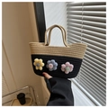 Dettaglio di borsa tote in paglia intrecciata a mano con tre fiori di peluche 3D - Stile Decorazione Floreale / Floreale Cachi e Nero
