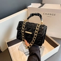 Borsa a mano trapuntata in vernice nera con catena dorata e manico a pieghe alla moda - Nero