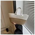 Dettaglio borsa da spiaggia in paglia intrecciata bicolore con design crema e kaki - Stile di base / Bianco & Cachi